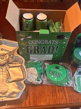 Congrats Grad! Green Graduation Party Supplies Pack